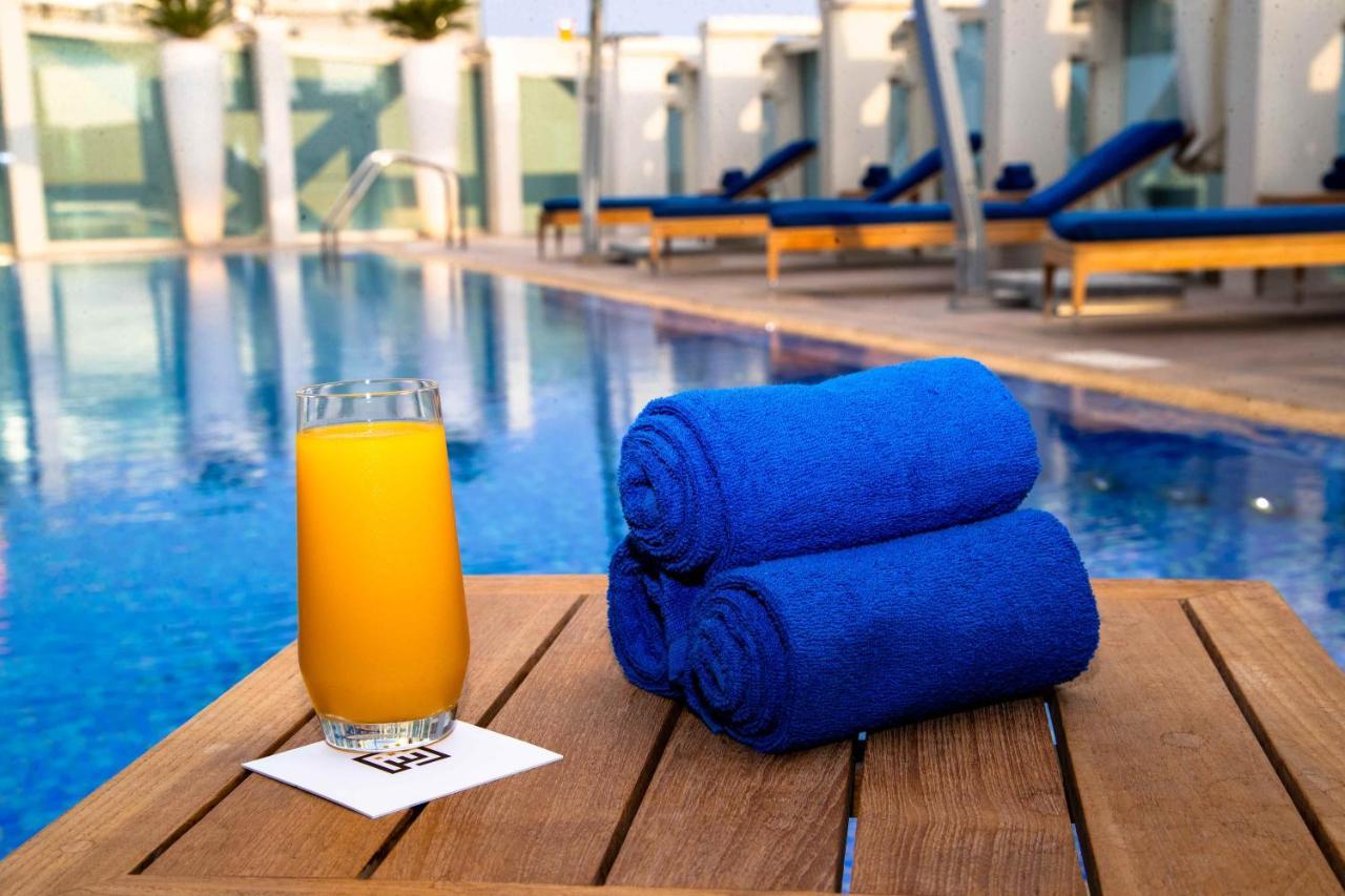 Shaza Doha Hotell Exteriör bild Pool at the Hilton