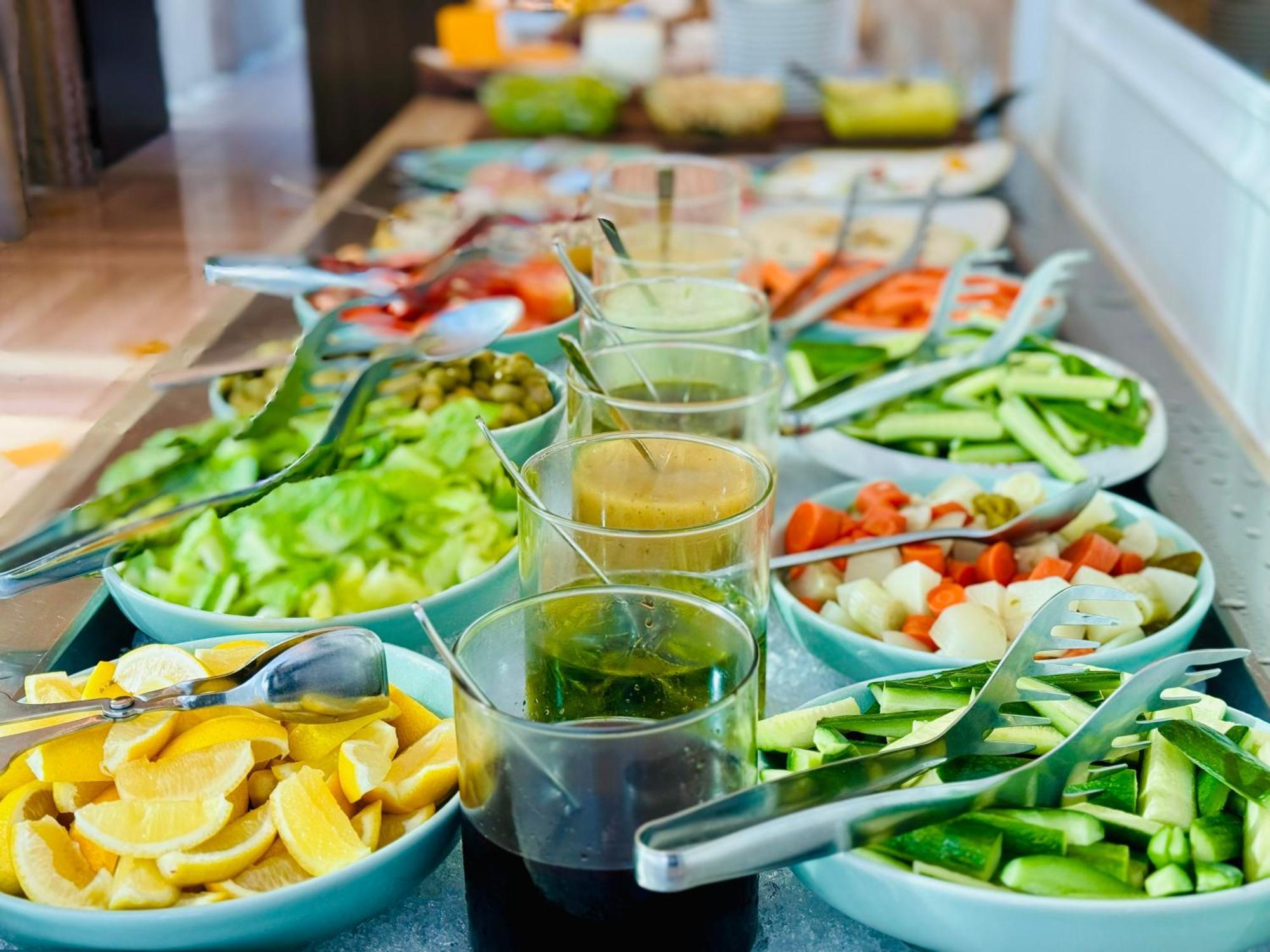 Shaza Doha Hotell Exteriör bild A salad bar